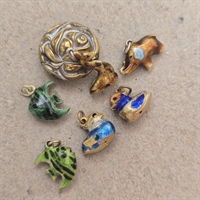charms-emaljeret-soelvvedhaeng-blaa-aender-guld-elefant-groenne-sloerhale-fisk-langhalset-gamle-vintage-vedhaeng-